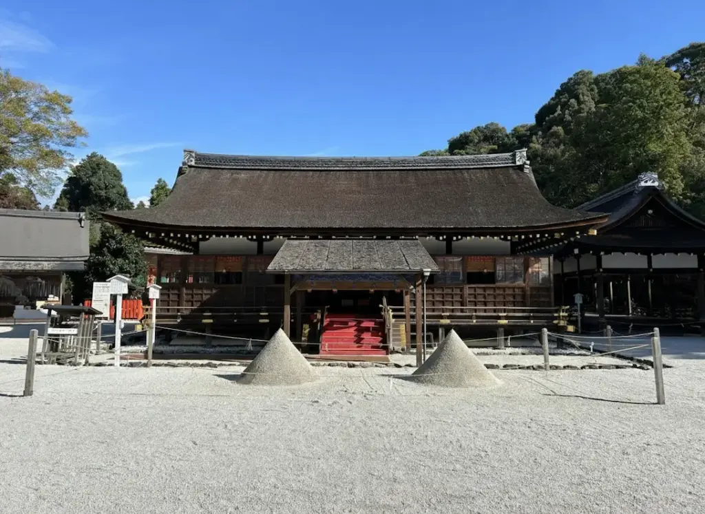 The Hosodono hall of Kamigamo Shrine with its two conical sand mounds, known as tatezuna, symbolizing the sacred Mt. Koyama
